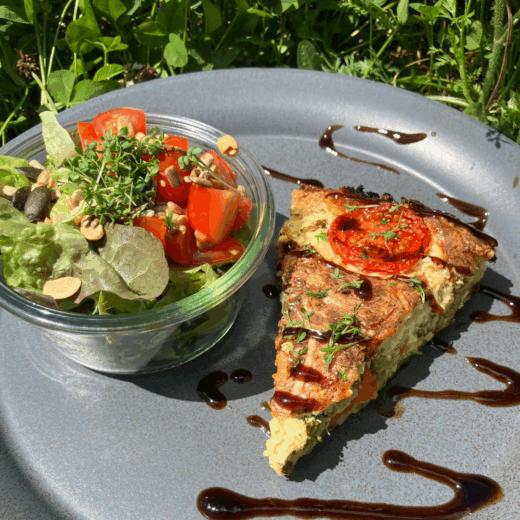 Bild: Montagstisch: Quiche + Beilagensalat (vegan)