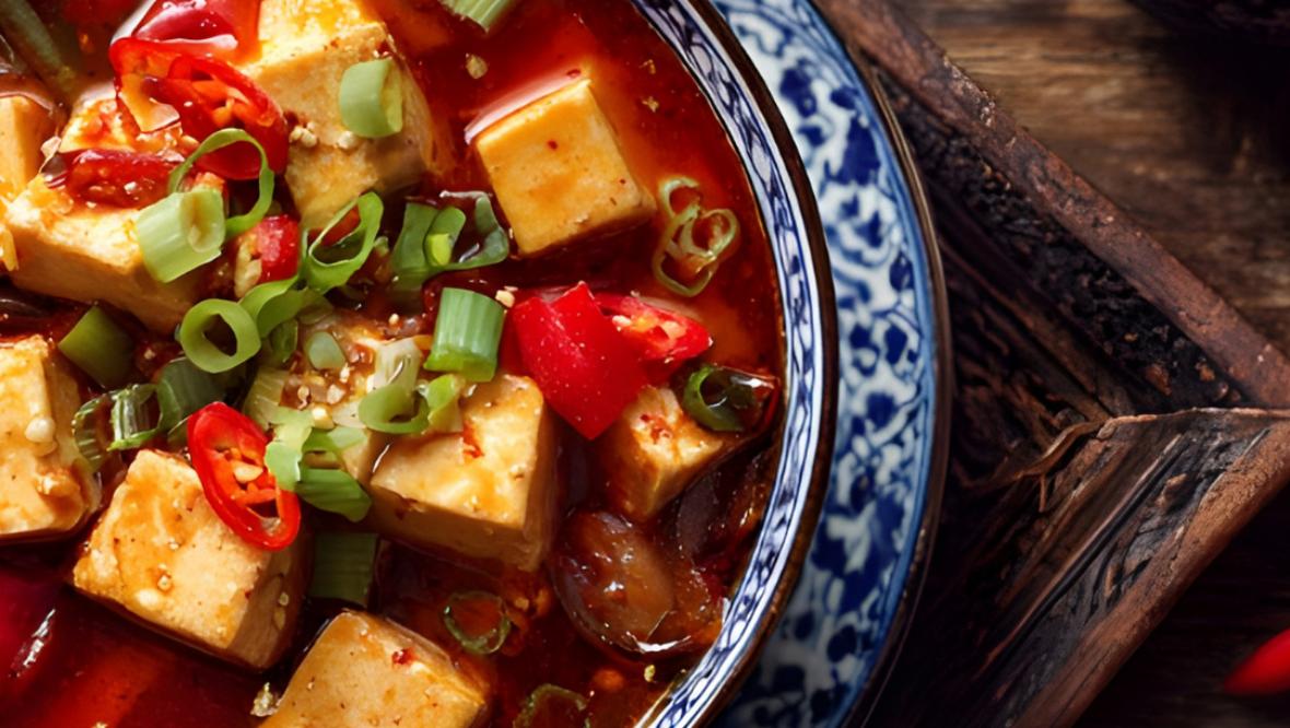 Bild: Freitagstisch: Aubergine-Paprika mit Knoblauchsauce, Tofu und Reis