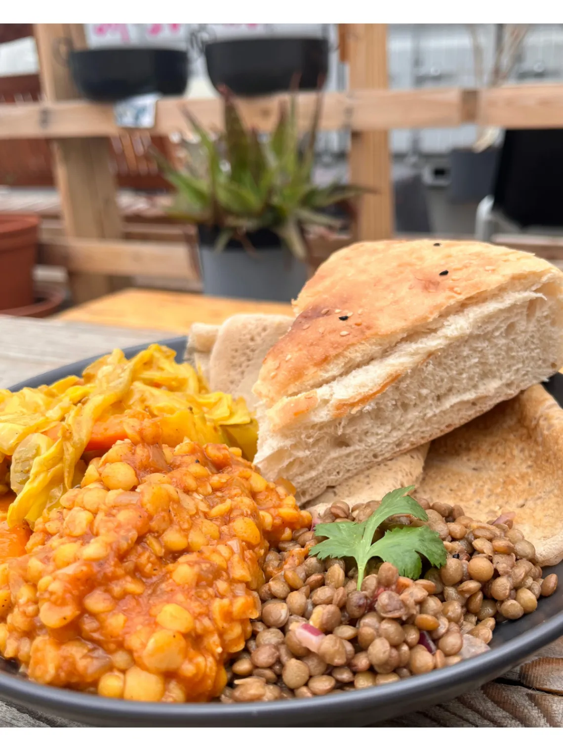Freitagstisch: Injera mit Misir, Alicha Atkilt und Salat – Karlstorbahnhof, 26.06.2026