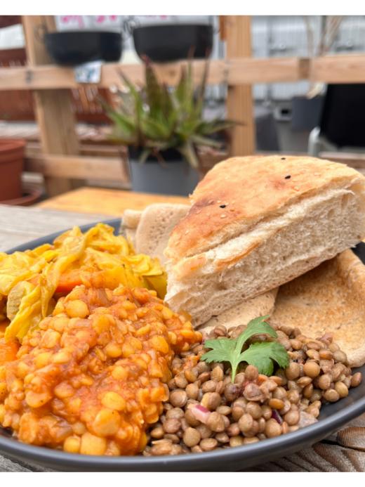 Bild: Freitagstisch: Injera mit Misir, Alicha Atkilt und Salat