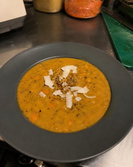 Bild: Montagstisch: Linsen-Orangen-Kokos Suppe