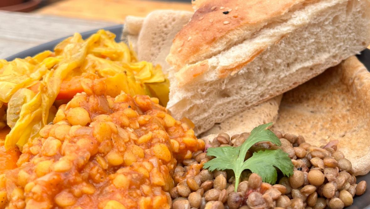 Bild: Freitagstisch: Injera mit Misir, Alicha Atkilt und Salat