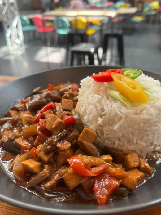 Bild: Freitagstisch: Paprika-Aubergine Stir Fry mit Tofu und Reis