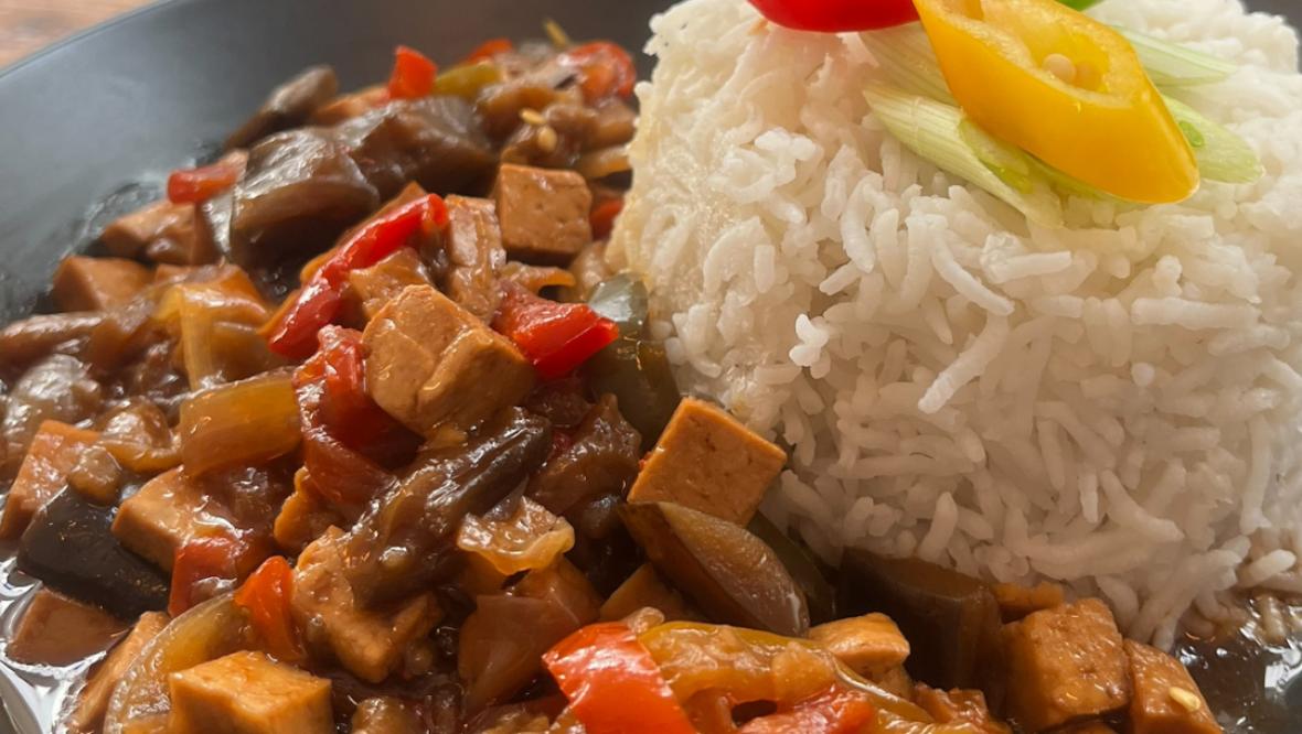 Bild: Freitagstisch: Paprika-Aubergine Stir Fry mit Tofu und Reis