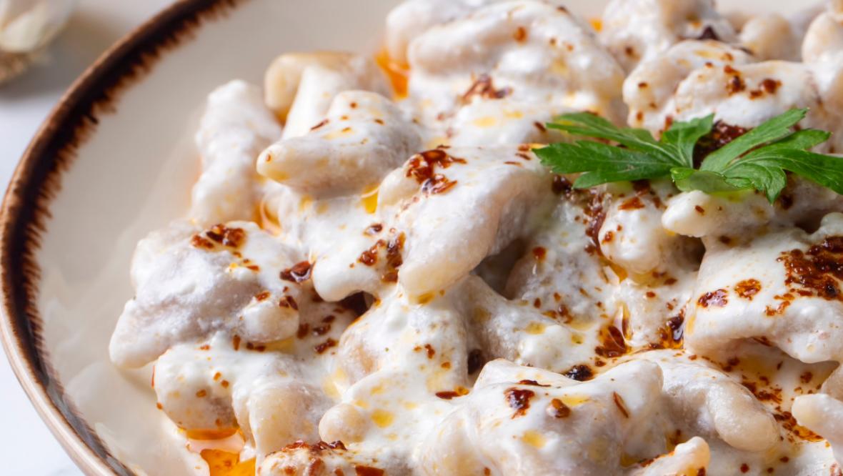 Bild: Freitagstisch: Manti mit Joghurtsosse und Tomatenöl