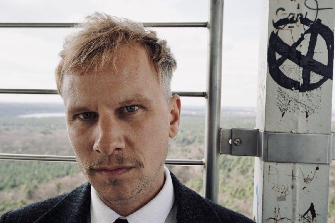 Bild: Robert Stadlober singt und liest Tucholsky