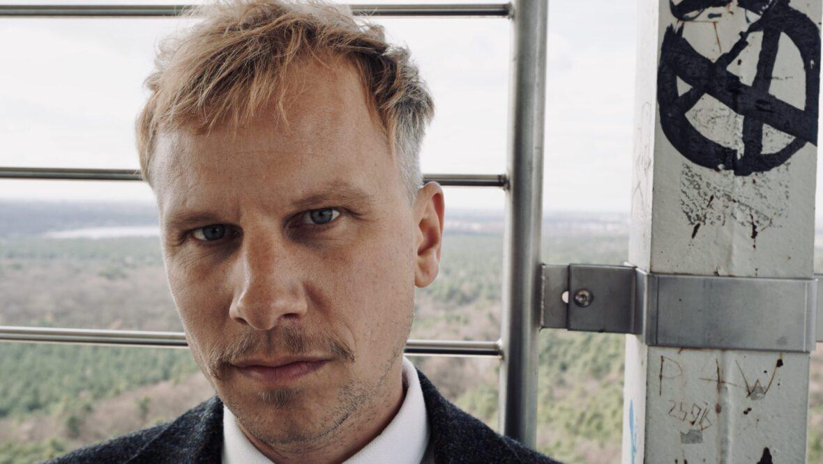 Bild: Robert Stadlober singt und liest Tucholsky