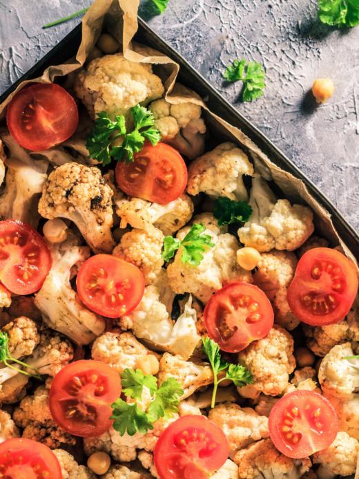 Bild: Freitagstisch: Blumenkohl, Brechbohnen, Ofentotmaten mit Mandelcrunch auf Tahin-Zitronen Soße mit Reis