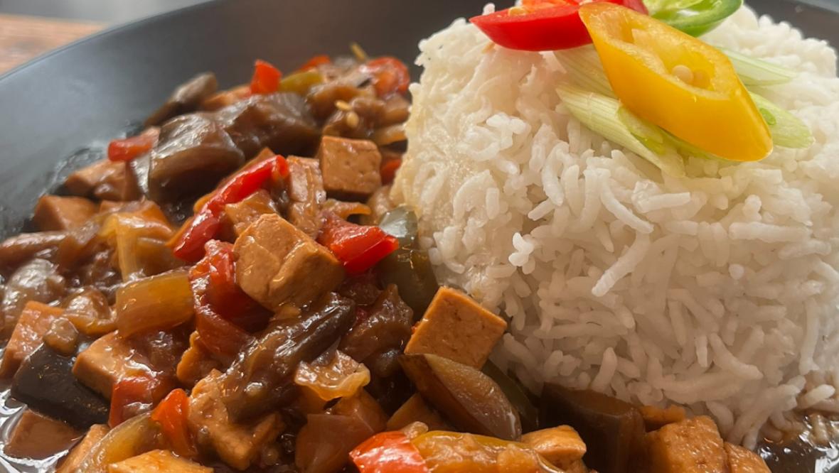 Bild: Freitagstisch: Stir Fry Paprika-Aubergine mit Tofu und Reis